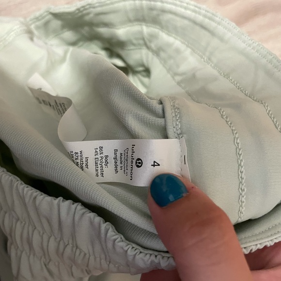 NWOT Lululemon Springtime Tracker Shorts 4” Size 4 - Picture 7 of 12